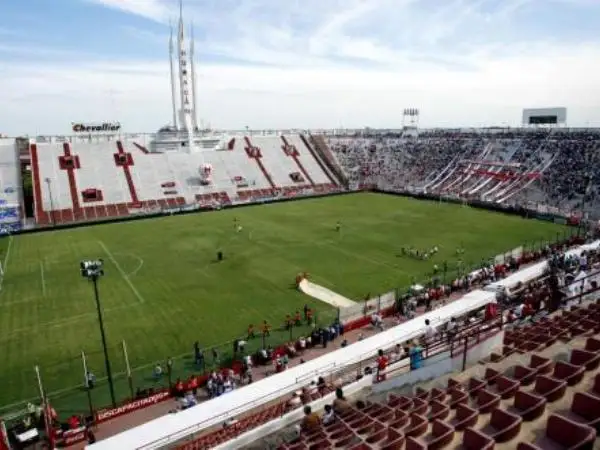 Cinco goles de Independiente a Huracán en el Tomás Adolfo Ducó