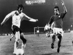 Inglaterra vs Itália: experiência e irreverência à solta no Brasil