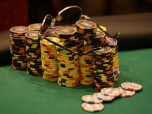 Como Jogar com Muitas Fichas nos Torneios de Poker
