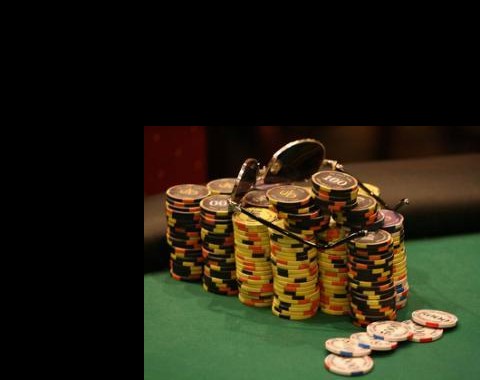 Como Jogar com Muitas Fichas nos Torneios de Poker