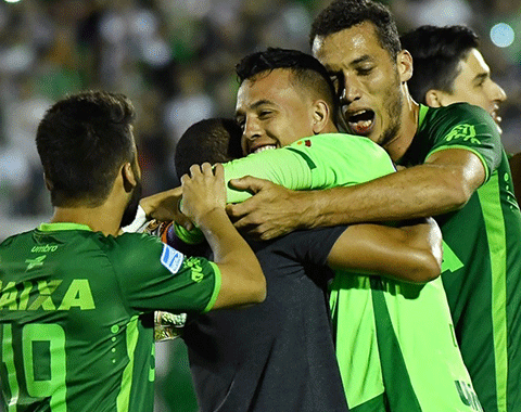 Queda de avião de Chapecoense deixa futebol de luto