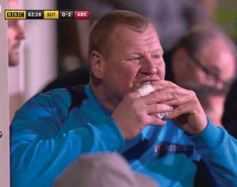 Wayne Shaw investigado por comer tarte durante o jogo